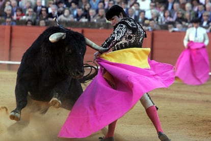 Salvador Vega, en un quite con el capote ayer en la Maestranza.