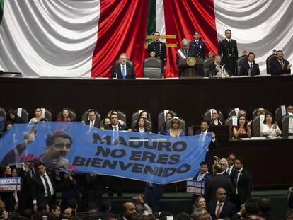 Una pancarta en el Congreso mexicano contra Nicolás Maduro.