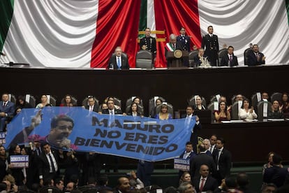 Una pancarta en el Congreso mexicano contra Nicolás Maduro.