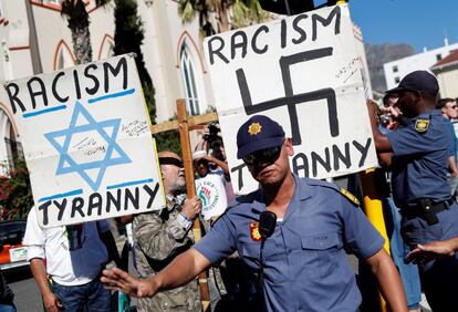 Manifestantes sudafricanos se enfrentan a la policía mientras participan en la protesta #GreatReturnMarch por los palestinos muertos durante las manifestaciones contra el traslado de la embajada de EEUU en Israel de Tel Aviv a Jerusalén, en Ciudad del Cabo, Sudáfrica, hoy, 15 de mayo de 2018.