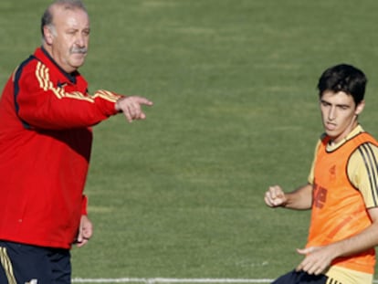 El seleccionador español Vicente del Bosque en un entrenamiento con Andoni Iraola.