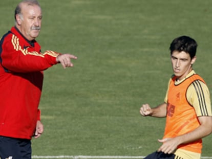 El seleccionador español Vicente del Bosque en un entrenamiento con Andoni Iraola.