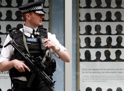Un policía hace guardia en Scotland Yard, en un periodo de alerta terrorista máxima en julio pasado.