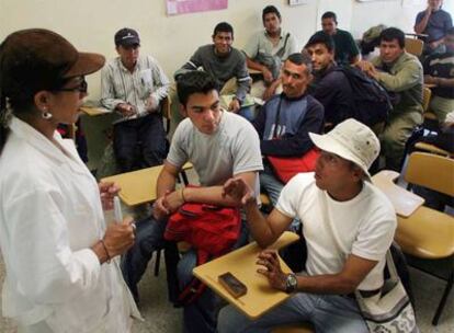 Antiguos paramilitares reciben clases de sistemas de irrigación en Bogotá, dentro de un programa de reinserción.