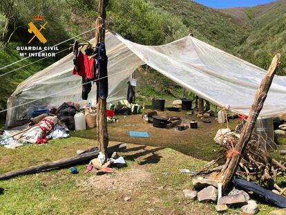 Una de las zonas comunes de la acampada de la Familia Arcoíris en el valle del Portilla, La Rioja. 