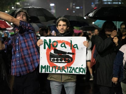 Manifestantes contra la militarización de la Guardia Nacional, en Ciudad de México.