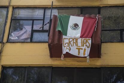 Una de las ventanas del multifamiliar Tlalpan minutos antes del inicio del minuto de silencio en conmemoración del sismo del 19 de septiembre de 2017. 
