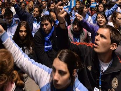 Seguidores argentinos del papa en la catedral de R&iacute;o.