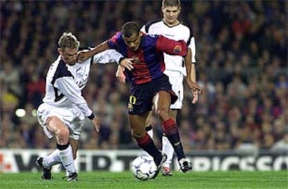 Rivaldo intenta escaparse de un defensor del Liverpool.