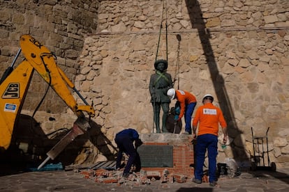 Los operarios de la Ciudad Autónoma de Melilla desmontan la estatua de Francisco Franco, este martes.