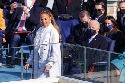 Jennifer Lopez fue la encargada de entonar 'This land is your land', durante el acto de inauguración. En su turno al micrófono, la cantante y actriz neoyorquina, de origen puertorriqueño, pronunció un fragmento del juramento a la bandera de Estados Unidos en español. “Una nación, bajo Dios, indivisible, con libertad y justicia para todos”, exclamó.