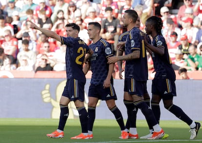 Brahim Diaz celebra uno de sus goles frente al Granada con sus compañeros.