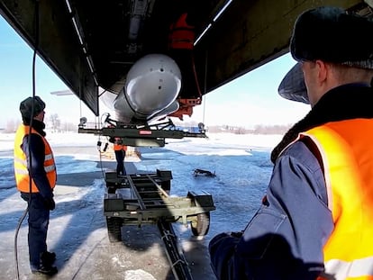 Un operario ruso examina uno de los bombarderos estratégicos Tu-95s, capaz de lanzar misiles de crucero, durante las maniobras militares realizadas este sábado.