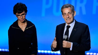 Rachida Dati con Nicolás Sarkozy en un acto electoral en su camino a la alcaldía de París, en marzo de este año. (Photo by Aurelien Meunier/Getty Images)