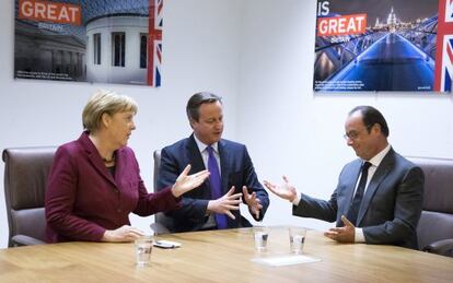 Angela Merkel, David Cameron e François Hollande em encontro celebrado durante a cúpula de Bruxelas.