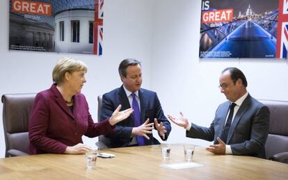 Angela Merkel, David Cameron y Francois Hollande, en un encuentro que celebraron durante la cumbre de Bruselas. 