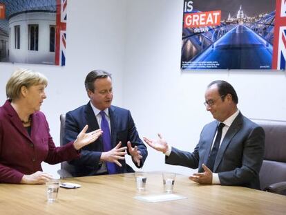 Angela Merkel, David Cameron y Francois Hollande, en un encuentro que celebraron durante la cumbre de Bruselas. 