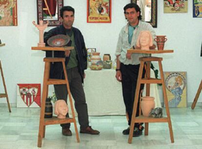 Manuel González y Gregorio Muñoz, a la derecha, con las creaciones de cerámica.