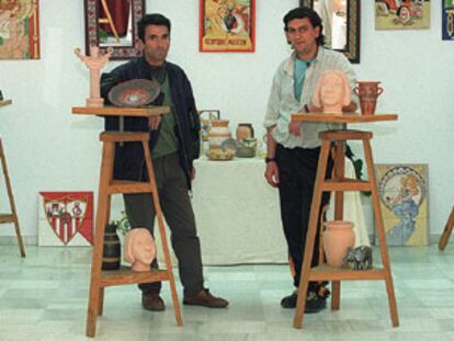 Manuel González y Gregorio Muñoz, a la derecha, con las creaciones de cerámica.