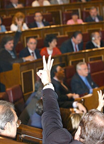 El diputado socialista Álvaro Cuesta señala el sentido de la votación.