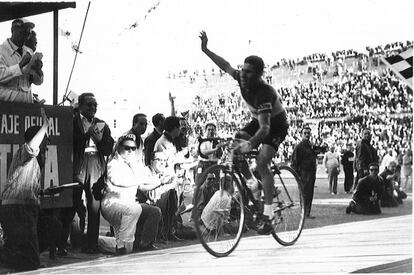 Angelino Soler, en su victoria en el velódromo de Mestalla, en la Vuelta de 1961. / MARCA