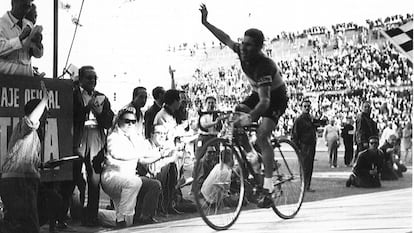 Angelino Soler, en su victoria en el velódromo de Mestalla, en la Vuelta de 1961. / MARCA