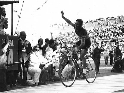 Angelino Soler, en su victoria en el velódromo de Mestalla, en la Vuelta de 1961. / MARCA