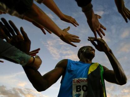 Bolt saluda a unos aficionados, el pasado junio.