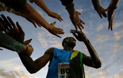 Bolt saluda a unos aficionados, el pasado junio.