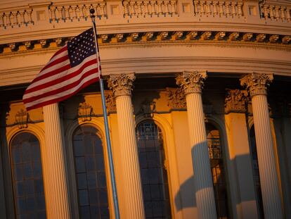 La bandera estadounidense ondea ante el Capitolio del Congreso en Washington, el pasado miércoles.
