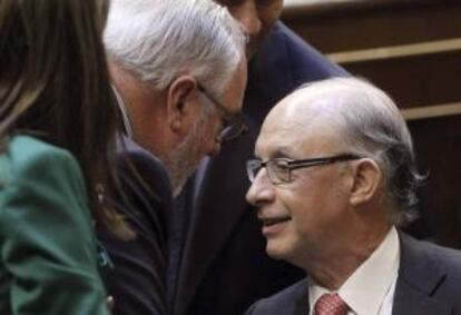 Montoro, conversa con el exministro de Agricultura, Miguel Arias Ca&ntilde;ete, en el Congreso.