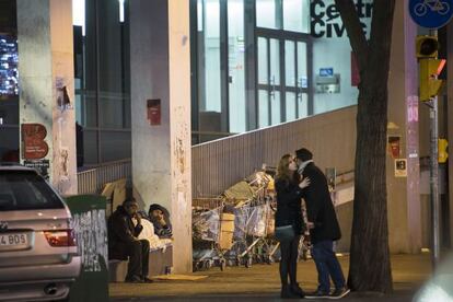Persones sense llar en un carrer de Barcelona.