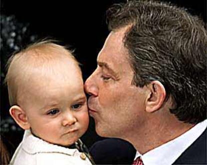 Tony Blair besa a su hijo Leo al regresar a Downing Street, ya como primer ministro reelegido en las urnas.