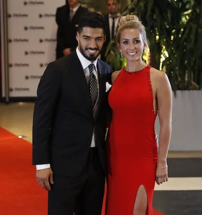 El jugador uruguayo Luis Suárez y su esposa Sofía Balbi.