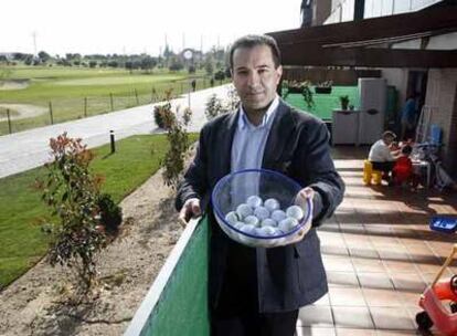 Julio Amarillas muestra las pelotas de golf recogidas en su casa procedentes del campo de al lado.