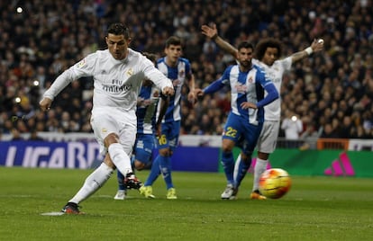 Cristiano Ronaldo dispara en el Real Madrid (6)-Espanyol (0), partido de la 22ª jornada de la Liga 2015-2016 de Primera División, en el estadio Santiago Bernabéu de Madrid.