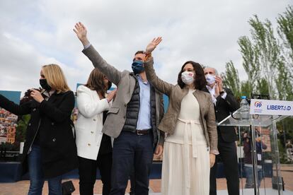 La secretaria general del PP de Madrid, Ana Camins; el presidente del PP, Pablo Casado; la presidenta de la Comunidad de Madrid, Isabel Díaz Ayuso, y el consejero madrileño de Sanidad, Enrique Ruiz Escudero, el 23 de abril de 2021.