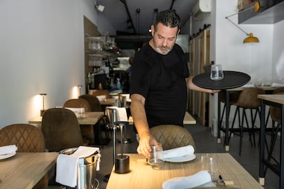 Darío Preda, socio y jefe de sala, pone a punto el comedor para el servicio de la noche. 