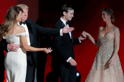 Momento en el que Ivanka Trump y su esposo Jared Kushner se unen al baile.