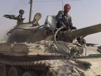 Imagen de una Web yihadista con un tanque del Ej&eacute;rcito sirio capturado en Al Quariatain.
 