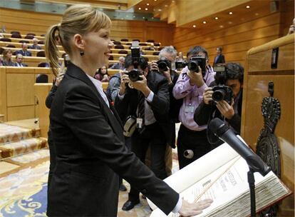 Leire Pajín promete sobre la Constitución en el Senado.