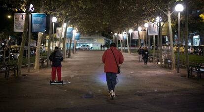 Una persona, en patinet, per la rambla del Carme d'Esplugues (Barcelona), aquest dimecres.