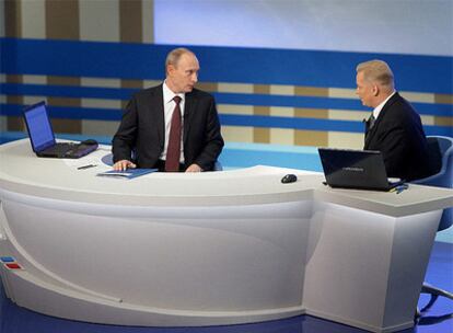 El primer ministro ruso, Vladímir Putin, responde a una pregunta en el programa de televisión.