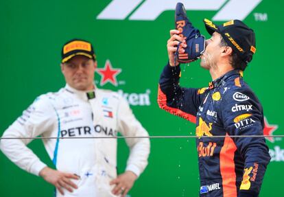 Tras Ricciardo se situaron los finlandeses Valtteri Bottas (Mercedes) y Kimi Raikkonen (Ferrari), mientras que los cuatro veces campeones del mundo Lewis Hamilton (Mercedes) y Sebastian Vettel acabaron en cuarto y octavo lugar, respectivamente. En la imagen, Ricciardo celebra su victoria bebiendo de su bota.