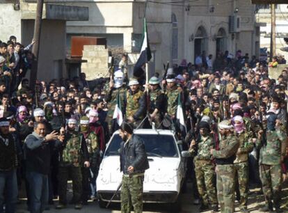 Miembros del opositor Ejército de la Siria Libre, en una manifestación en Hula. Un particular realizó la foto, que la agencia difunde.