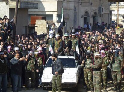 Miembros del opositor Ejército de la Siria Libre, en una manifestación en Hula. Un particular realizó la foto, que la agencia difunde.