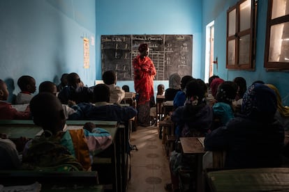 La profesora Alima Djiré pasea entre los pupitres del abarrotado aula de la escuela para hijos de emigrantes de Nuadibú.