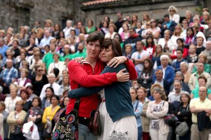 Santiago de Compostela, España, 29 de julio de 2013. El funeral por las víctimas se celebró en una abarrotada Catedral de Santiago, que se quedó pequeña para acoger a todos. Muchos siguieron el funeral por una pantalla en la plaza de Quintana (en la imagen) junto a la catedral. Los Príncipes, Rajoy y cientos de gallegos arroparon a las familias. “España os lleva en el corazón”, clamó el arzobispo de Santiago.