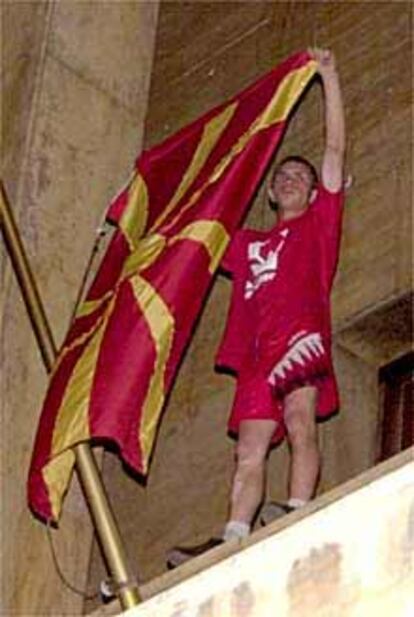 Un joven eslavo, con la bandera nacionalista macedonia, en el Parlamento.