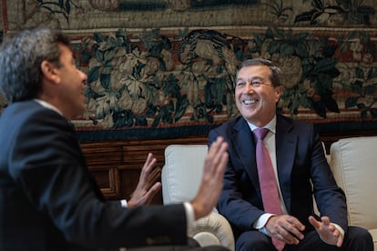 El presidente de la Generalitat, Carlos Mazón, se reúne con el nuevo consejero de Sanidad, Marciano Gómez, tras anunciar la composición del nuevo Gobierno valenciano.
